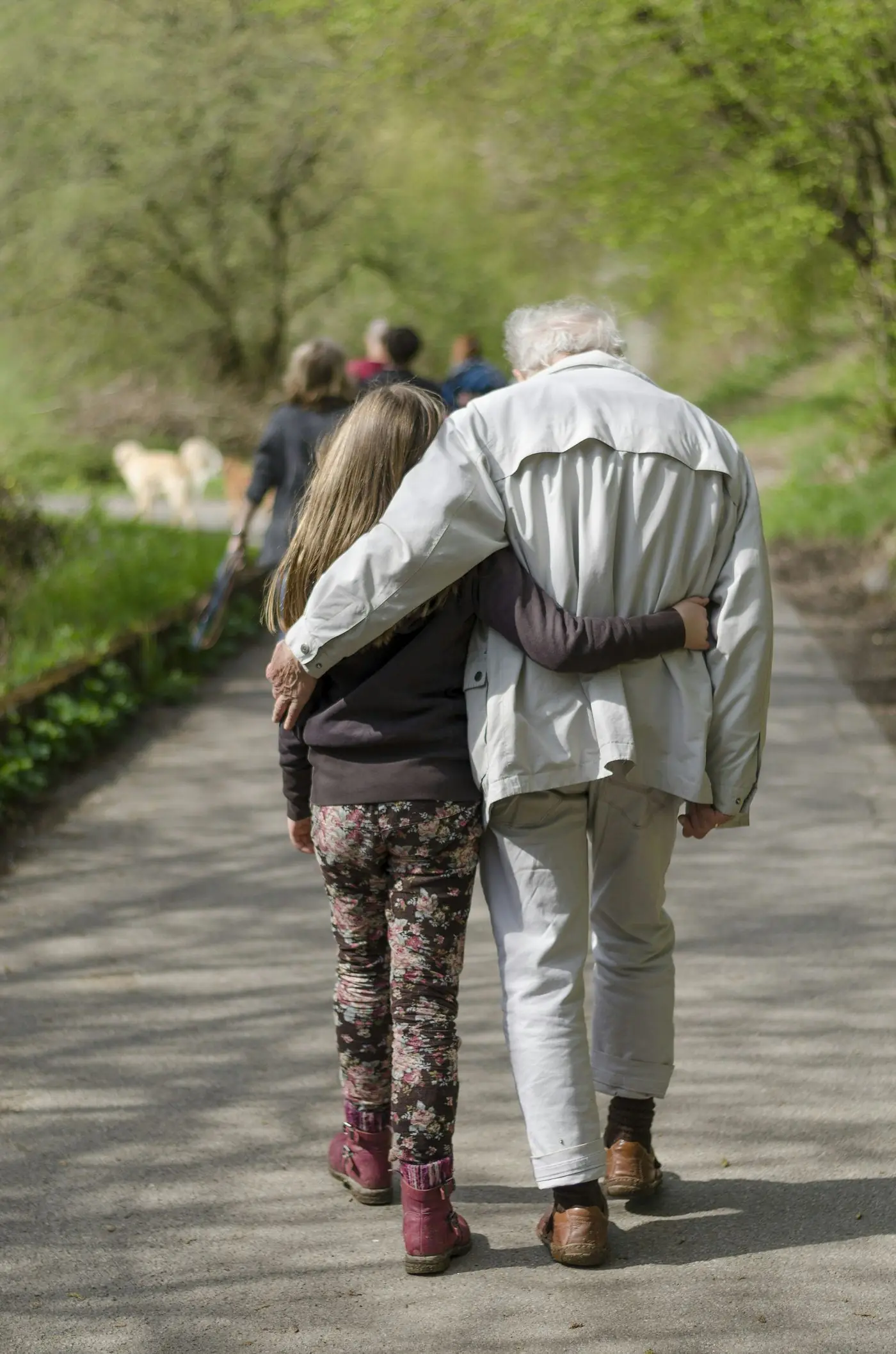 Casal caminhando abraçado